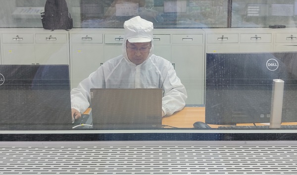 15點(diǎn)，自控事業(yè)部胡曉強(qiáng)在寧波對(duì)6.3米BOPET聚酯薄膜生產(chǎn)線做控制優(yōu)化.jpg