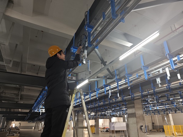 6. 浙江杭州，北自科技陳凱在化纖懸掛線項目上檢查電氣線路.jpg