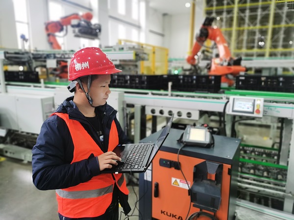 3. 廣西柳州，專用電路事業(yè)部金富強正在電芯成品緩存輸送系統(tǒng)項目中進行設備調試.jpg
